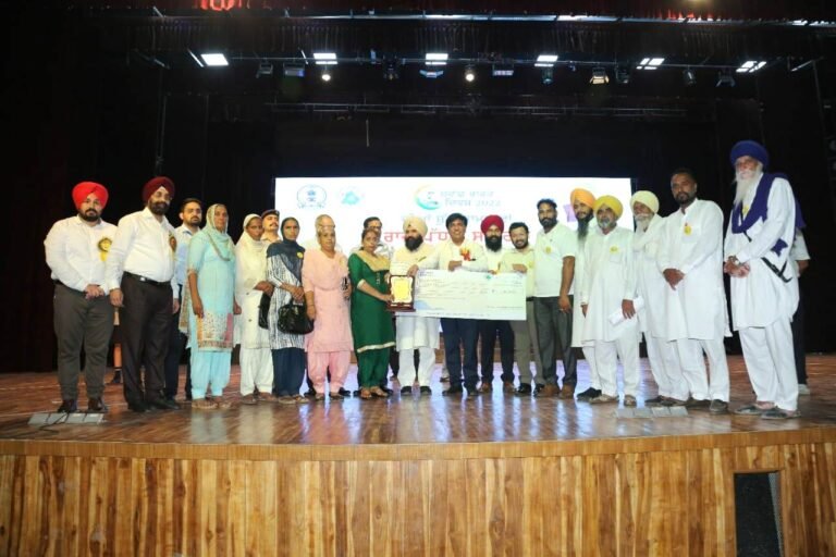 ਰਾਜ ਪੱਧਰੀ ਸਵੱਛ ਭਾਰਤ ਦਿਵਸ ਮੌਕੇ ਗਰਾਮ ਪੰਚਾਇਤ ਖੀਵਾ ਖੁਰਦ 1 ਲੱਖ ਰੁਪਏ ਦੀ ਰਾਸ਼ੀ ਨਾਲ ਸਨਮਾਨਿਤ