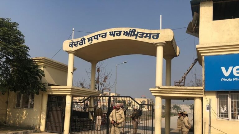 ਅੰਮ੍ਰਿਤਸਰ ਜੇਲ੍ਹ ‘ਚ ਤਾਇਨਾਤ ਮੈਡੀਕਲ ਅਫਸਰ ਕੈਦੀਆਂ ਨੂੰ ਨਸ਼ਾ ਦਿੰਦਾ ਰੰਗੇ ਹੱਥੀ ਗ੍ਰਿਫਤਾਰ