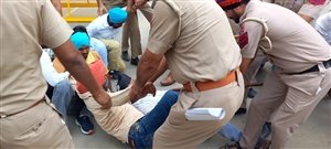 CM ਦੀ ਮਾਨਸਾ ਆਮਦ ਮੌਕੇ ਪ੍ਰਦਰਸ਼ਨ ਕਰ ਰਹੇ ਠੇਕਾ ਮੁਲਾਜ਼ਮਾਂ ਦੀ ਪੁਲਿਸ ਨੇ ਕੀਤੀ ਖਿੱਚ-ਧੂਹ, ਕੀਤੇ ਥਾਣੇ ਵਿੱਚ ਨਜ਼ਰਬੰਦ