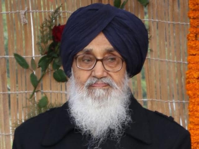 ਪ੍ਰਕਾਸ਼ ਸਿੰਘ ਬਾਦਲ ਕੋਲੋਂ ‘ਫ਼ਖ਼ਰ-ਏ-ਕੌਮ’ ਐਵਾਰਡ ਵਾਪਸ ਲੈਣ ਦੀ ਮੰਗ ਨੇ ਫੜਿਆ ਜ਼ੋਰ