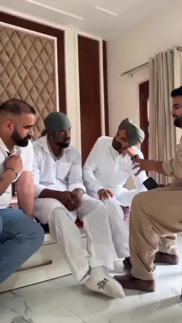 ਬ੍ਰਿਟਿਸ਼ ਰੈਪਰ ਟੀਓਨ ਵੇਨ ਮੂਸੇਵਾਲਾ ਦੇ ਘਰ ਪਹੁੰਚੇ