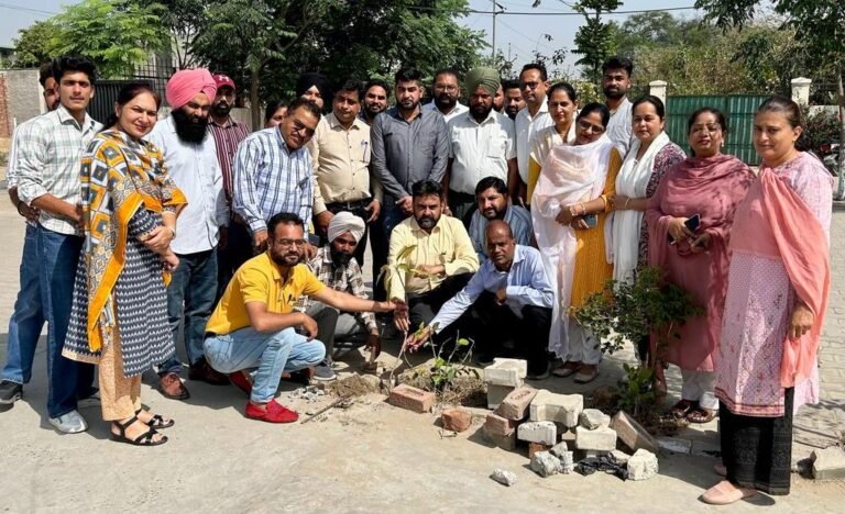 ਸਿਹਤ ਵਿਭਾਗ ਨੇ ਰੁੱਖ ਅਤੇ ਛਾਂਦਾਰ ਬੂਟੇ ਲਗਾ ਕੇ ਮਨਾਈ ਵਿਸਾਖੀ