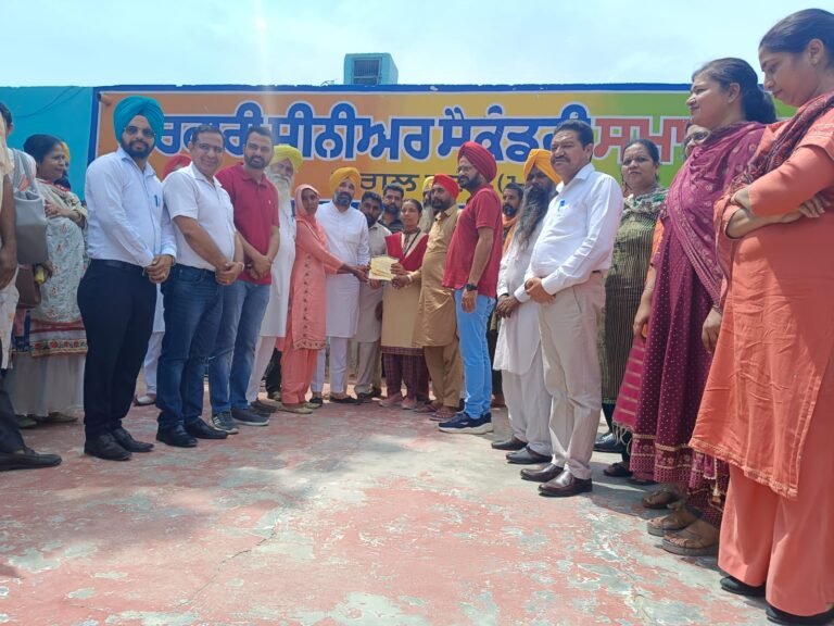 ਵਿਧਾਇਕ ਬੁੱਧਰਾਮ ਅਤੇ ਚੇਅਰਮੈਨ ਚਰਨਜੀਤ ਸਿੰਘ ਵੱਲੋਂ 12ਵੀ ਅਤੇ 10ਵੀਂ ਜਮਾਤ ਵਿੱਚੋਂ ਪੰਜਾਬ ਭਰ ‘ਚ ਚੰਗਾ ਸਥਾਨ ਹਾਸਲ ਕਰਨ ਵਾਲੀਆ ਵਿਦਿਆਰਥਣਾਂ ਦਾ ਸਨਮਾਨ