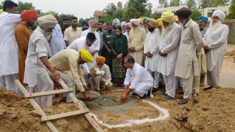 ਵਿਧਾਇਕ ਵਿਜੈ ਸਿੰਗਲਾ ਨੇ ਪਿੰਡ ਰੱਲਾ ਵਿਖੇ ਸ਼ਹੀਦ ਗੁਰਜੰਟ ਸਿੰਘ ਯਾਦਗਾਰੀ ਗੇਟ ਦੀ ਨੀਂਹ ਰੱਖ ਕੇ ਕੰਮ ਦੀ ਸ਼ੁਰੂਆਤ ਕਰਵਾਈ