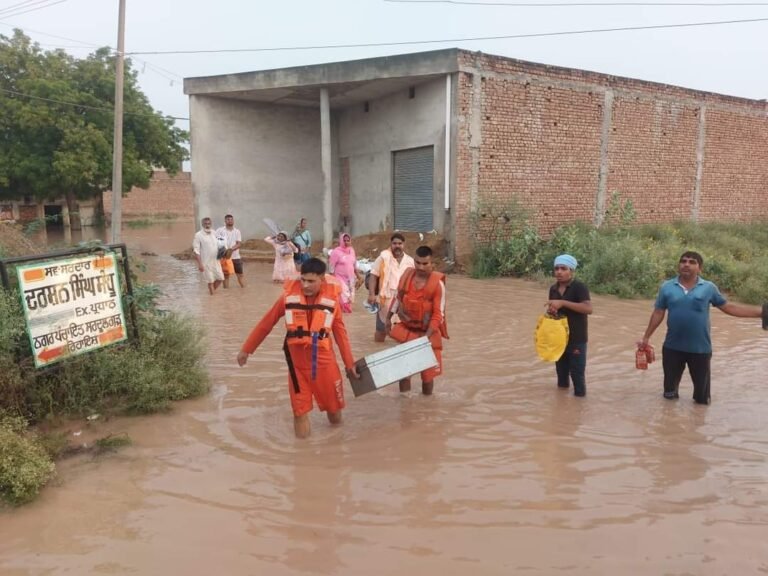 ਭਾਰਤੀ ਫੌਜ, NDRF ਦੇ ਸਾਂਝੇ ਯਤਨਾ ਨਾਲ 95 ਲੋਕਾਂ ਨੂੰ ਪਾਣੀ ਵਿੱਚੋਂ ਸੁਰੱਖਿਅਤ ਕੱਢਕੇ ਰਾਹਤ ਕੈਂਪਾਂ ’ਚ ਪਹੁੰਚਾਇਆ-ਡਿਪਟੀ ਕਮਿਸ਼ਨਰ