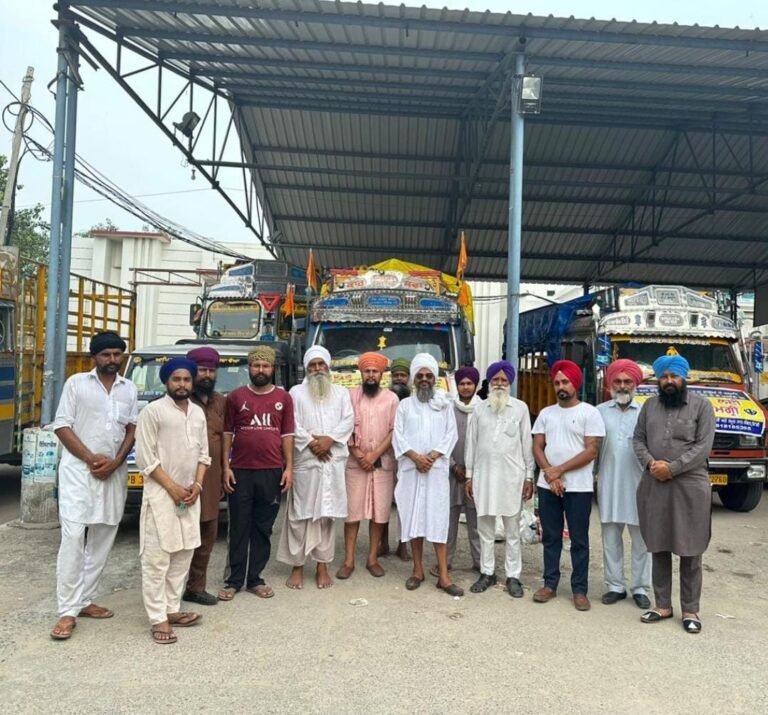 ਕਾਰ ਸੇਵਾ ਗੁਰੂਦੁਆਰਾ ਬੰਗਲਾ ਸਾਹਿਬ ਦਿੱਲੀ ਵਾਲਿਆਂ ਵੱਲੋਂ ਹੜ੍ਹ ਪੀੜਤਾਂ ਦੀ ਮਦਦ ਲਈ ਸੁੱਕੇ ਰਾਸ਼ਨ ਅਤੇ ਹਰੇ ਚਾਰੇ ਦੇ 15 ਟਰੱਕ ਭੇਜੇ