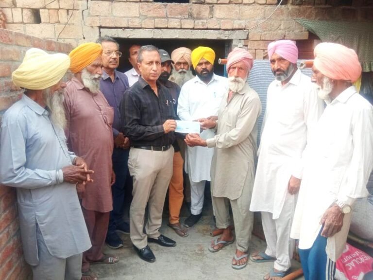 ਵਿਧਾਇਕ ਸਿੰਗਲਾ ਨੇ ਬਿਜਲੀ ਦੀ ਸਪਾਰਕਿੰਗ ਨਾਲ ਅੱਗ ਦੀ ਲਪੇਟ ਵਿੱਚ ਆਏ ਫਫੜੇ ਭਾਈ ਕੇ ਦੇ ਪਰਿਵਾਰ ਨੂੰ 50 ਹਜ਼ਾਰ ਰੁਪਏ ਦਾ ਚੈੱਕ ਸੌਂਪਿਆ