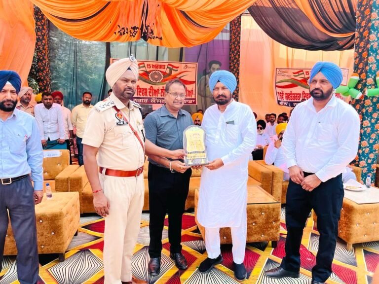 SDM ਪ੍ਰਮੋਦ ਸਿੰਗਲਾ ਨੇ ਲਹਿਰਾਇਆ ਕੌਮੀ ਝੰਡਾ