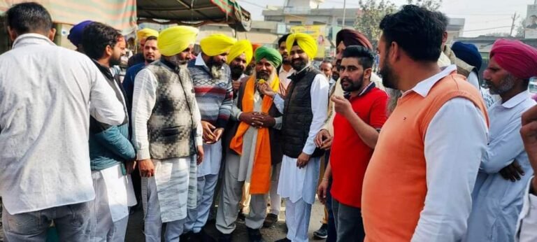 ਖੇਤੀ ਕਾਨੂੰਨ ਵਾਪਸ ਹੋਣ ਦੀ ਖੁਸ਼ੀ ਵਿੱਚ ‘ ਆਪ ‘ ਵੱਲੋਂ ਲੱਡੂ ਵੰਡੇ ਗਏ ਤੇ ਸ਼ਹੀਦ ਹੋਏ ਕਿਸਾਨਾਂ ਨੂੰ ਮੋਨ ਧਾਰਕੇ ਦਿੱਤੀ ਗਈ ਸ਼ਰਧਾਂਜਲੀ