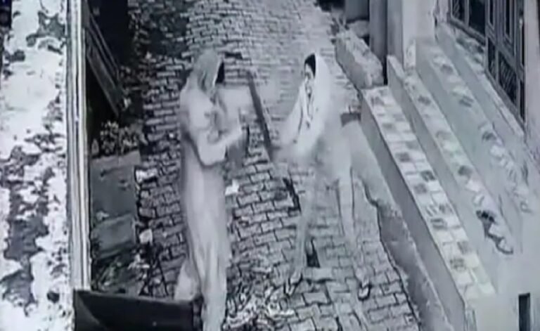 ਲੜਾਈ ਤਾਂ ਬਹੁਤ ਦੇਖੀ ਹੋਊ ਪਰ ਇਹ ਕੁਝ ਵੱਖਰੀ ਹੈ ! ਕੂੜਾ ਸੁੱਟਣ ਨੂੰ ਲੈ ਕੇ ਦੋ ਔਰਤਾਂ ‘ਚ ਝਗੜਾ, ਇਕ ਨੇ ਪਾੜਿਆ ਦੂਜੀ ਦਾ ਸਿਰ