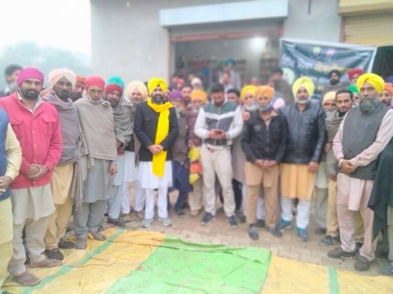 ਵਰ੍ਹਦੇ ਮੀਂਹ ਚ ਵੀ ਬੈਠਕੇ ਲੋਕ ਸੁਣਦੇ ਰਹੇ ਗੁਰਪ੍ਰੀਤ ਸਿੰਘ ਬਣਾਂਵਾਲੀ ਨੂੰ