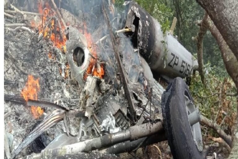 ਤਾਮਿਲਨਾਡੂ ਵਿੱਚ ਭਾਰਤੀ ਹਵਾਈ ਫੌਜ ਦਾ ਹੈਲੀਕਾਪਟਰ ਡਿੱਗਿਆ : CDS ਵਿਪਿਨ ਰਾਵਤ ਸਨ ਪਰਿਵਾਰ ਸਮੇਤ ਸਵਾਰ