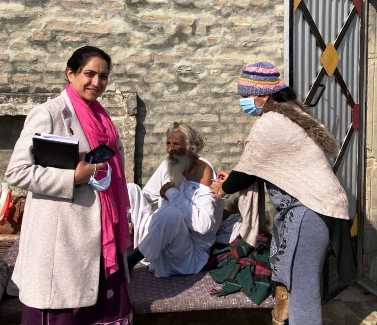 ਵਧੀਕ ਡਿਪਟੀ ਕਮਿਸ਼ਨਰ ਨੇ ਪਿੰਡ ਖੋਖਰਕਲਾਂ ਵਿਖੇ ਕੋਵਿਡ ਦੇ ਬਚਾਅ ਲਈ ਵੈਕਸੀਨੇਸ਼ਨ ਲਈ ਲੋਕਾਂ ਨੂੰ ਕੀਤਾ ਪ੍ਰੇਰਿਤ