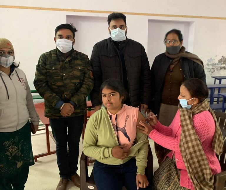 ਸਰਕਾਰੀ ਕੰਨਿਆ ਸੈਕੰਡਰੀ ਸਕੂਲ ਵਿਖੇ 150 ਤੋਂ ਵੱਧ ਲੜਕੀਆਂ ਨੂੰ ਲਗਾਈ ਕੋਰੋਨਾ ਤੋਂ ਬਚਾਅ ਸਬੰਧੀ ਵੈਕਸੀਨ- ਡਾ. ਰਣਜੀਤ ਸਿੰਘ ਰਾਏ