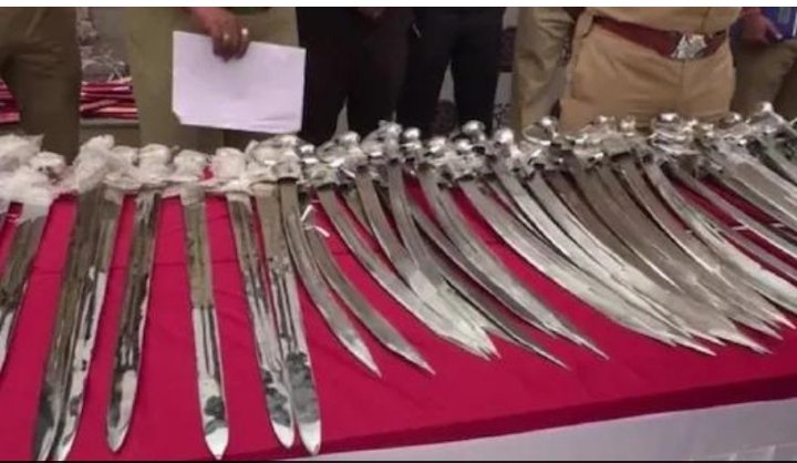 ਪੰਜਾਬ ਤੋਂ ਕੋਰੀਅਰ ਰਾਹੀਂ ਭੇਜੀਆਂ 92 ਤਲਵਾਰਾਂ ਤੇ 2 ਖੰਜਰ ਜ਼ਬਤ