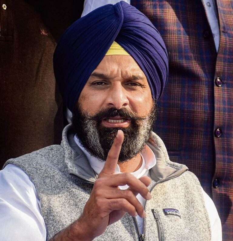 ਜਿੱਥੇ ਗੁਰਬਾਣੀ ਪ੍ਰਸਾਰਨ ਹੁੰਦਾ ਸੀ, ਉੱਥੇ ‘ਆਪ’ ਸਰਕਾਰ ਦੀਆਂ ਮਸ਼ਹੂਰੀਆਂ ਚੱਲ ਰਹੀਆਂ…ਇਸੇ ਬਦਲਾਅ ਦਾ ਵਾਅਦਾ ਕੀਤਾ ਸੀ CM ਸਾਬ ?… ਮਜੀਠੀਆ ਦਾ ਤਿੱਖਾ ਵਾਰ