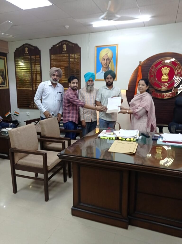 ਖੇਤੀਬਾੜੀ ਮੁਲਾਜ਼ਮ ਐਕਸ਼ਨ ਕਮੇਟੀ ਨੇ ਹੜ੍ਹ ਪੀੜ੍ਹਤਾਂ ਦੀ ਸਹਾਇਤਾ ਲਈ 11 ਹਜ਼ਾਰ ਦਾ ਚੈਕ ਸੌਂਪਿਆ : ਡਿਪਟੀ ਕਮਿਸ਼ਨਰ