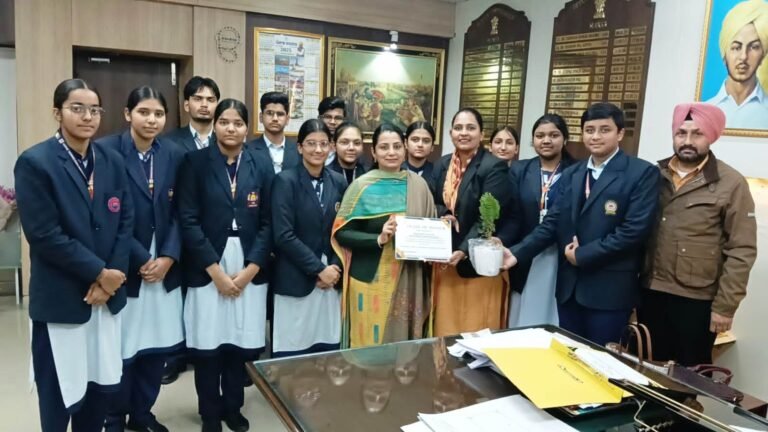 ਵਿਦਿਆਰਥੀਆਂ ਨੇ ਡਿਪਟੀ ਕਮਿਸ਼ਨਰ ਨਵਜੋਤ ਕੌਰ ਨਾਲ ਗੁਜ਼ਾਰਿਆ ਸਮਾਂ