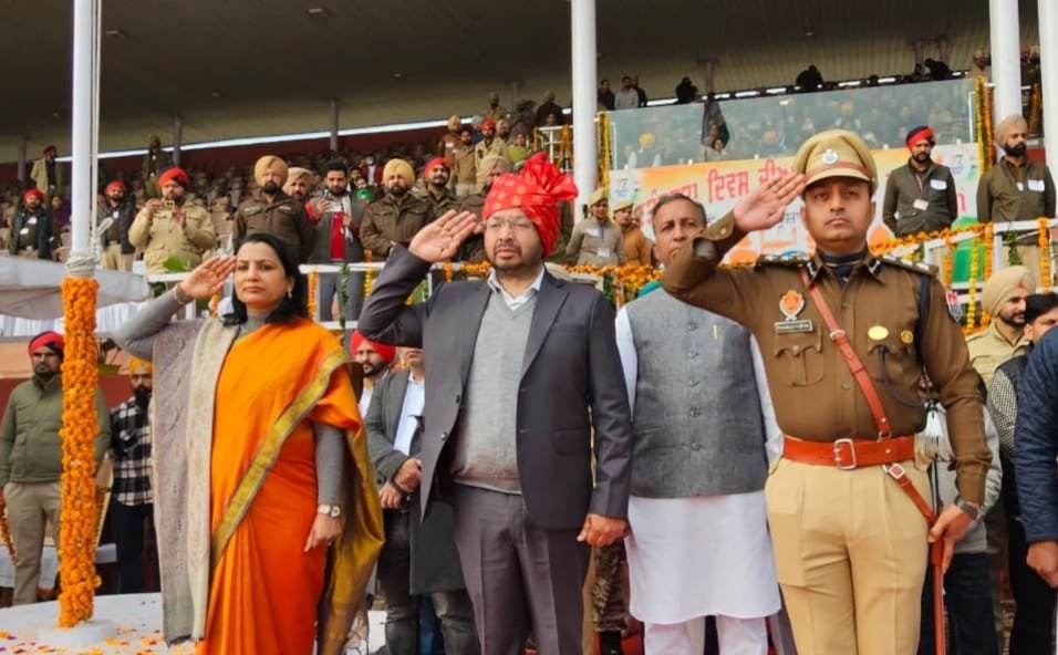 ਕੈਬਨਿਟ ਮੰਤਰੀ ਡਾ. ਰਵਜੋਤ ਸਿੰਘ ਨੇ ਗਣਤੰਤਰ ਦਿਵਸ ਮੌਕੇ ਮਾਨਸਾ ‘ਚ ਲਹਿਰਾਇਆ ਕੌਮੀ ਝੰਡਾ