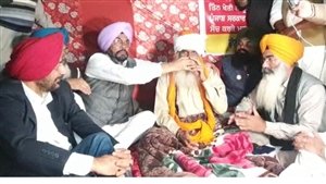 ਕਿਸਾਨ ਆਗੂਆਂ ਦੀ ਸਰਕਾਰ ਨਾਲ ਬਣੀ ਸਹਿਮਤੀ, ਕੈਬਨਿਟ ਮੰਤਰੀ ਨੇ ਜੂਸ ਪਿਆ ਕੇ ਖੁਲ੍ਹਵਾਇਆ ਡੱਲੇਵਾਲ ਦਾ ਵਰਤ