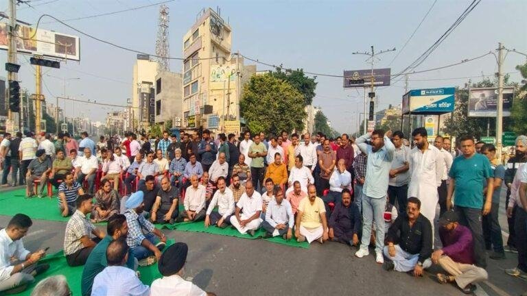 ਵਪਾਰੀ ਹੱਤਿਆ ਮਾਮਲਾ : ਬਠਿੰਡਾ ਅੱਜ ਮੁਕੰਮਲ ਬੰਦ, ਵਪਾਰੀਆਂ ਨੇ ਲਾਇਆ ਧਰਨਾ