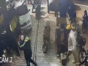 BREAKING : ਅੰਮ੍ਰਿਤਸਰ ਦੇ PNB ‘ਚ ਲੁੱਟੇ 22 ਲੱਖ : ਦਿਨ-ਦਿਹਾੜੇ ਹਥਿਆਰਾਂ ਨਾਲ ਬੈਂਕ ‘ਚ ਦਾਖਲ ਹੋਏ ਲੁਟੇਰੇ, ਕੁਝ ਹੀ ਮਿੰਟਾਂ ‘ਚ ਨਕਦੀ ਲੈ ਕੇ ਫਰਾਰ