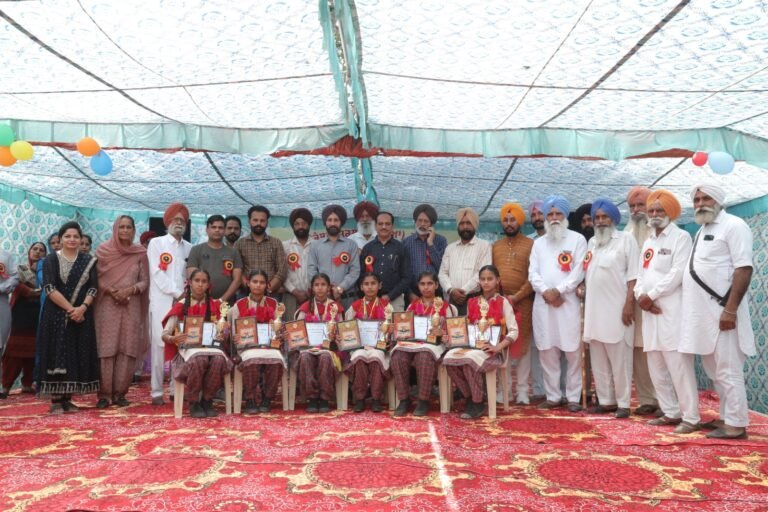 ਸਰਕਾਰੀ ਸੈਕੰਡਰੀ ਸਕੂਲ ਰੱਲਾ ਦੀਆਂ ਅੱਠਵੀਂ ਜਮਾਤ ਵਿੱਚੋਂ ਮੈਰਿਟ ’ਚ ਆਉਣ ਵਾਲੀਆਂ 6 ਵਿਦਿਆਰਥਣਾਂ ਦਾ ਵਿਸ਼ੇਸ਼ ਸਨਮਾਨ
