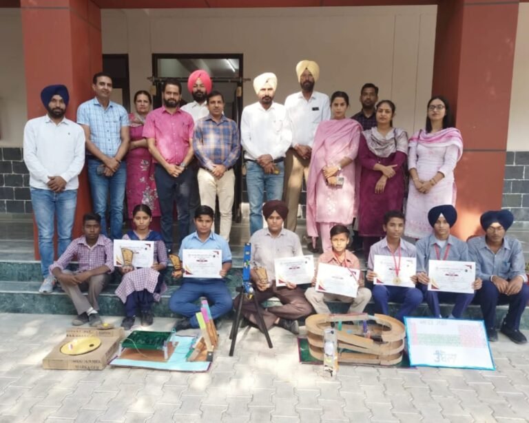 ਜ਼ਿਲ੍ਹਾ ਪੱਧਰੀ ਵਿਗਿਆਨ ਪ੍ਰਦਰਸ਼ਨੀ ਵਿੱਚ ਸਰਕਾਰੀ ਮਿਡਲ ਸਕੂਲ, ਅਮਰਪੁਰਾ ਦੀ ਝੰਡੀ