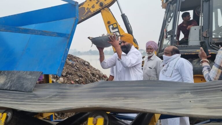 ‘ਦੇਰ ਸਹੀ, ਚਲੋ ਦਰੁਸਤ ਤਾਂ ਆਈ ‘ ਬਾਬਾ ਭਾਈ ਗੁਰਦਾਸ ਮਾਨਸਾ ਟੋਭੇ ਦੀ ਗੰਦਗੀ ਸਾਫ ਕਰਨ ਲਈ ਚਾਲੂ ਹੋਈਆਂ ਮਸ਼ੀਨਾਂ