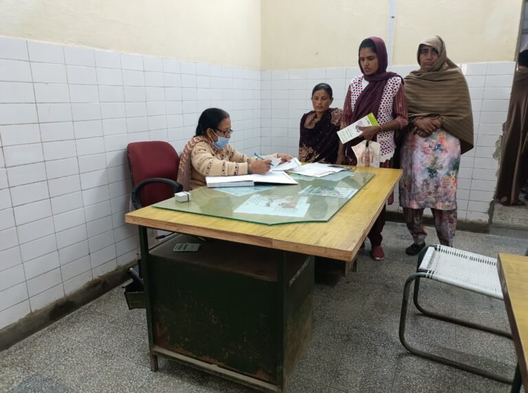 ਪ੍ਰਧਾਨ ਮੰਤਰੀ ਮਾਤਿ੍ਤਵ ਪ੍ਰੋਗਰਾਮ ਤਹਿਤ ਗਰਭਵਤੀ ਔਰਤਾਂ ਦੀ ਜਾਂਚ ਲਈ ਕੈਂਪ ਲਗਾਇਆ