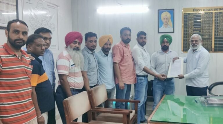 ਬਦਲੀਆਂ ਰੱਦ ਕਰਵਾਉਣ ਸਬੰਧੀ ਸਿਵਲ ਸਰਜਨ ਮਾਨਸਾ ਨੂੰ ਮੰਗ ਪੱਤਰ ਦਿੱਤਾ