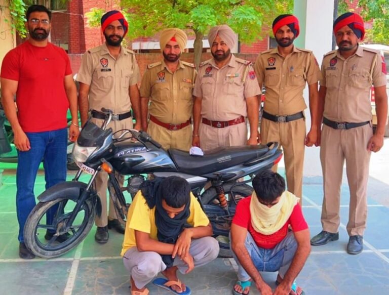 ਮਾਨਸਾ ਪੁਲਿਸ ਨੇ 2 ਝਪਟਮਾਰਾਂ ਨੂੰ ਮੋਟਰਸਾਈਕਲ ਸਮੇਤ ਕਾਬੂ ਕਰਕੇ ਖੋਹੇ ਗਏ ਮੋਬਾਇਲ ਕੀਤੇ ਬਰਾਮਦ
