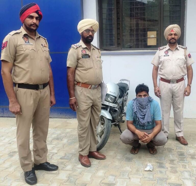 ਮਾਨਸਾ ਪੁਲਿਸ ਨੇ ਨਸ਼ੀਲੇ ਪਦਾਰਥਾਂ ਸਮੇਤ 1 ਮੁਲਜ਼ਮ ਅਤੇ ਆਬਕਾਰੀ ਐਕਟ ਦੇ ਭਗੌੜੇ 1 ਮੁਲਜ਼ਮ ਨੂੰ ਕੀਤਾ ਕਾਬੂ