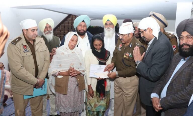 ਮੁੱਖ ਮੰਤਰੀ ਭਗਵੰਤ ਮਾਨ ਦੇ ਨਿਰਦੇਸ਼ਾਂ ‘ਤੇ ਏਡੀਜੀਪੀ ਕਾਨੂੰਨ ਤੇ ਵਿਵਸਥਾ ਨੇ ਸ਼ਹੀਦ ਕਾਂਸਟੇਬਲ ਮਨਦੀਪ ਸਿੰਘ ਦੇ ਪਰਿਵਾਰ ਨੂੰ 2 ਕਰੋੜ ਰੁਪਏ ਦੇ ਚੈੱਕ ਸੌਂਪੇ