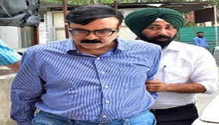 ਵੱਡੀ ਖਬਰ : ਵਿਜੀਲੈਂਸ ਦੇ ਛਾਪੇ ਦੌਰਾਨ ਚੰਡੀਗੜ੍ਹ IAS ਸੰਜੇ ਪੋਪਲੀ ਦੇ ਪੁੱਤਰ ਦੀ ਗੋਲੀ ਲੱਗਣ ਨਾਲ ਹੋਈ ਮੌਤ