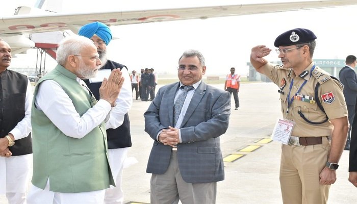 ਆਦਮਪੁਰ ਏਅਰਪੋਰਟ ‘ਤੇ ਪਹੁੰਚੇ PM ਮੋਦੀ, ਮੰਤਰੀ ਜਿੰਪਾ ਤੇ DGP ਗੌਰਵ ਯਾਦਵ ਨੇ ਕੀਤਾ ਸਵਾਗਤ