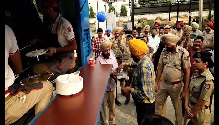 ਸੰਗਰੂਰ ਪੁਲਿਸ ਨੇ ਸ਼ੁਰੂ ਕੀਤੀ ਡਿਊਟੀ ਕਰਦੇ ਪੁਲਿਸ ਮੁਲਾਜ਼ਮਾਂ ਦੇ ਖਾਣੇ ਲਈ ‘ਫੂਡ on ਵ੍ਹੀਲਸ’ ਵੈਨ