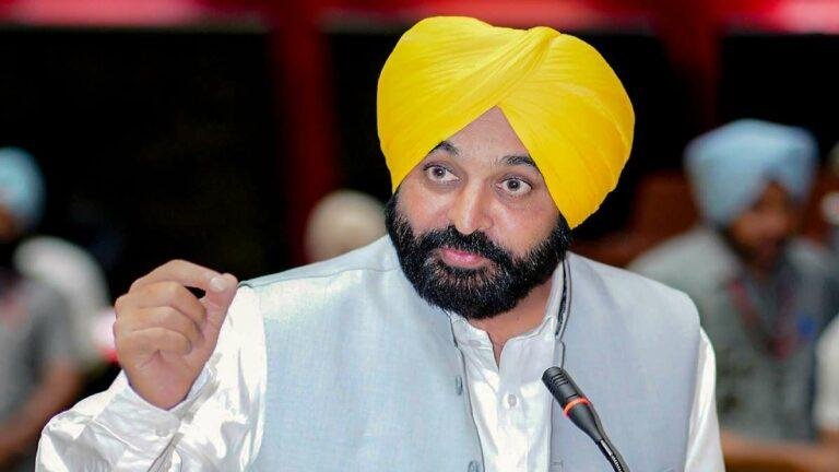 ਲੋਕਾਂ ਨੂੰ ਇਮਾਨਦਾਰੀ ਦਾ ਪਾਠ ਪੜ੍ਹਾਉਣ ਵਾਲੇ ਹੁਣ ਕਾਨੂੰਨ ਦੇ ਸ਼ਿਕੰਜੇ ਤੋਂ ਬਚਣ ਲਈ ਅੱਕੀਂ ਪਲਾਹੀਂ ਹੱਥ ਮਾਰ ਰਹੇ : ਮੁੱਖ ਮੰਤਰੀ