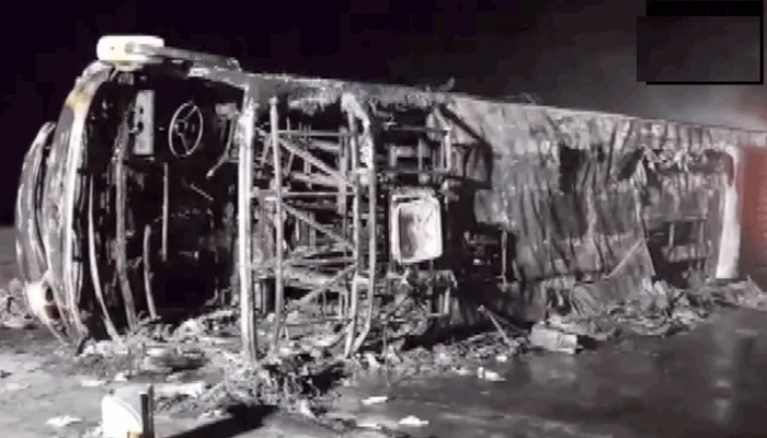 ਵੱਡਾ ਹਾਦਸਾ : ਡਿਵਾਈਡਰ ਨਾਲ ਟਕਰਾਉਣ ਦੇ ਬਾਅਦ ਪਲਟੀ ਬੱਸ ‘ਚ ਲੱਗੀ ਅੱਗ, 26 ਦੀ ਮੌਤ