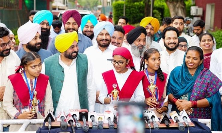 ਮੁੱਖ ਮੰਤਰੀ ਵੱਲੋਂ ਅੱਠਵੀਂ ਕਲਾਸ ’ਚੋਂ ਅੱਵਲ ਤਿੰਨ ਸਥਾਨ ਹਾਸਲ ਕਰਨ ਵਾਲੀਆਂ ਵਿਦਿਆਰਥਣਾਂ ਦਾ 51-51 ਹਜ਼ਾਰ ਦੀ ਰਾਸ਼ੀ ਨਾਲ ਸਨਮਾਨ