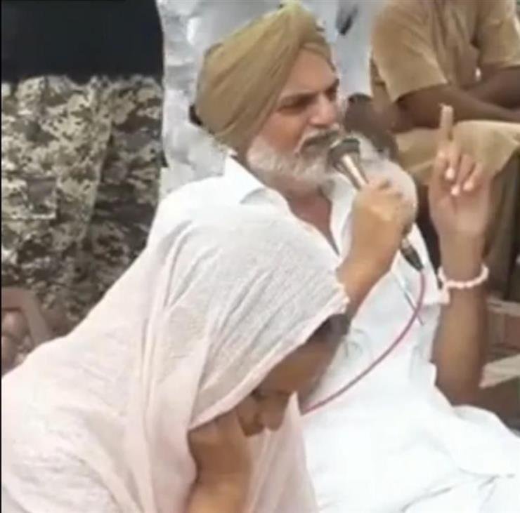ਗੈਂਗਸਟਰਾਂ ਨੂੰ ਮਿਲਣ ਵਾਲੇ VIP ਟਰੀਟਮੈਂਟ ਤੋਂ ਨਾਰਾਜ਼ ਸਿੱਧੂ ਮੂਸੇਵਾਲਾ ਦੇ ਪਿਤਾ ਦਾ ਫਿਰ ਛਲਕਿਆ ਦਰਦ, ਪੁਲਿਸ-ਪ੍ਰਸ਼ਾਸਨ ‘ਤੇ ਉਠਾਏ ਸਵਾਲ, ਕਹੀਆਂ ਅਹਿਮ ਗੱਲਾਂ