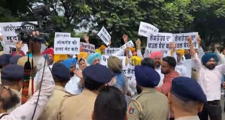 ‘ਆਪ’ ਵਿਧਾਇਕਾਂ ਵੱਲੋਂ ਮਾਰਚ, ਪੁਲਿਸ ਨੇ ਰਾਹ ’ਚ ਰੋਕਿਆ