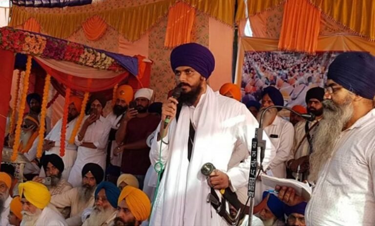 ਅੰਮ੍ਰਿਤਸਰ ‘ਚ ਮਾਹੌਲ ਤਣਾਅਪੂਰਨ, ਵਾਰਿਸ ਪੰਜਾਬ ਦੇ ਮੁਖੀ ਖੁਦ ਧਰਨੇ ‘ਚ ਨਹੀਂ ਹੋਏ ਸ਼ਾਮਿਲ, ਪੁਲਿਸ ਨੇ ਸਮਰਥਕਾਂ ਨੂੰ ਚੁੱਕਿਆ