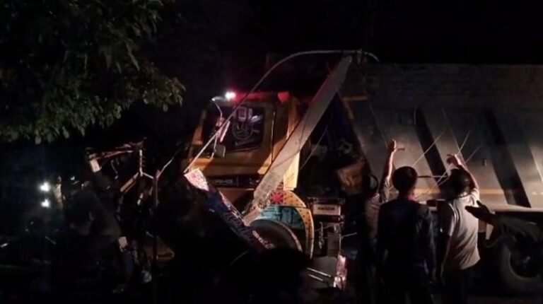 ਬੇਕਾਬੂ ਟਰਾਲੇ ਨੇ ਦੋ ਰੇਹੜੀ ਚਾਲਕਾਂ ਨੂੰ ਕੁਚਲਿਆ, ਹਾਦਸੇ ਵਿਚ 3 ਲੋਕਾਂ ਦੀ ਹੋਈ ਮੌਤ