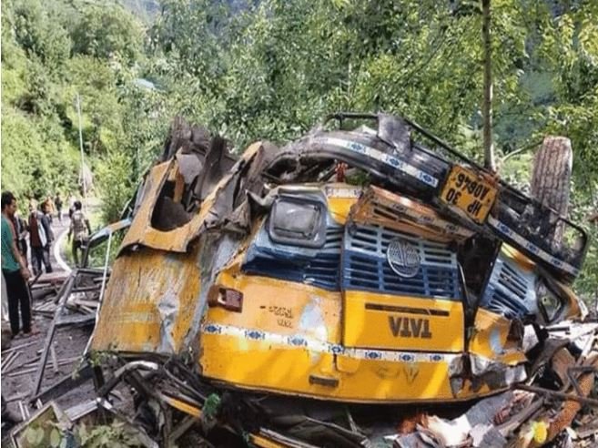 ਦਰਦਨਾਕ ਬੱਸ ਹਾਦਸਾ : ਸਾਂਜ ਘਾਟੀ ‘ਚ ਸੜਕ ਤੋਂ ਡਿੱਗੀ ਬੱਸ, ਸਕੂਲੀ ਬੱਚਿਆਂ ਸਮੇਤ 16 ਦੀ ਮੌਤ