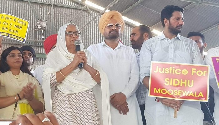ਮੂਸੇਵਾਲਾ ਲਈ ਮਾਨਸਾ ‘ਚ ਕੱਢਿਆ ਗਿਆ ਕੈਂਡਲ ਮਾਰਚ, ਪੁੱਤ ਦੀ ਮੌਤ ਦਾ ਇਨਸਾਫ਼ ਮੰਗ ਰਹੇ ਮਾਪੇ, ਸਰਕਾਰ ਅੱਗੇ ਰੱਖੀਆਂ 3 ਮੰਗਾਂ