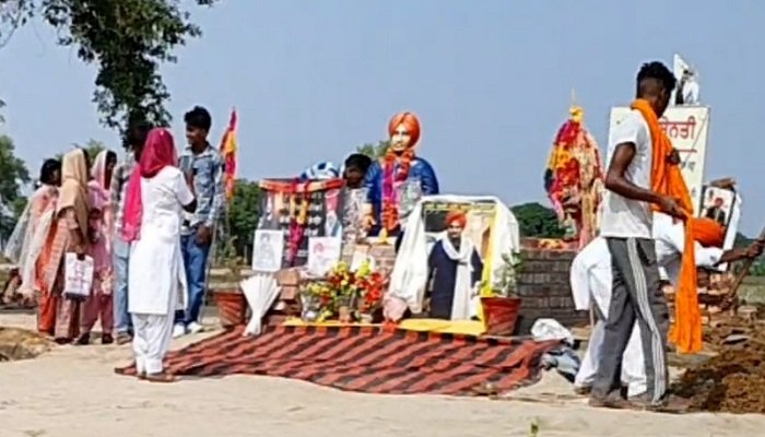 ਸਿੱਧੂ ਮੂਸੇਵਾਲਾ ਦੀ ਮੌਤ ਦੀ ਇਕ ਮਹੀਨਾ ਬਰਸੀ ਤੇ ਪ੍ਰਸ਼ੰਸਕ ਵੱਲੋਂ ਸ਼ਰਧਾਂਜਲੀ, ਸਸਕਾਰ ਵਾਲੀ ਥਾਂ ਤੇ ਲਗਾਇਆ ਮੂਸੇਵਾਲੇ ਦਾ ਬੁੱਤ