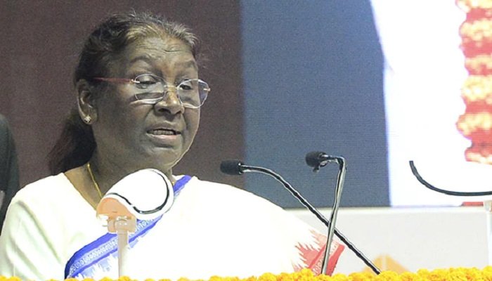 ‘ਜੇਲ੍ਹਾਂ ਹੋਰ ਬਣਨ, ਇਹ ਕਿਹੋ ਜਿਹਾ ਵਿਕਾਸ ਏ ?’ ਰਾਸ਼ਟਰਪਤੀ ਮੁਰਮੂ ਦੇ ਬੋਲਾਂ ‘ਤੇ ਲੋਕਾਂ ਨੇ ਖੜ੍ਹੇ ਹੋ ਕੇ ਮਾਰੀਆਂ ਤਾੜੀਆਂ