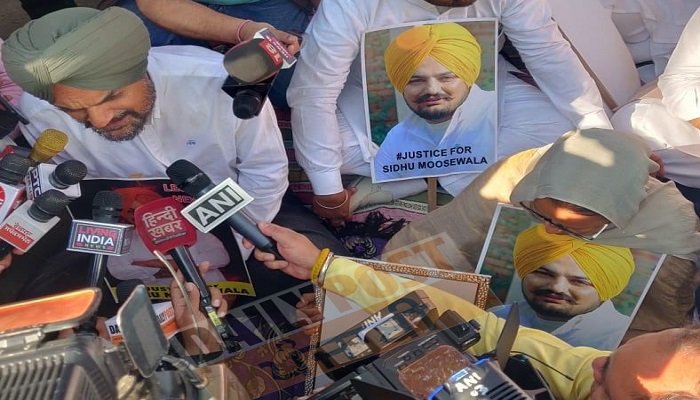 ਮੂਸੇਵਾਲਾ ਦੇ ਮਾਪੇ ਵਿਧਾਨ ਸਭਾ ਬਾਹਰ ਧਰਨੇ ‘ਤੇ ਬੈਠੇ, ਬੋਲੇ- ‘ਇਨਸਾਫ਼ ਲਈ ਸਿਰ ‘ਤੇ ਕਫਨ ਬੰਨ੍ਹ ਕੇ ਲੜਾਂਗੇ’