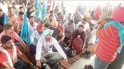 ਪੰਜਾਬ ‘ਚ ਰੋਡਵੇਜ਼ ਚੱਕਾ ਜਾਮ : ਰੋਡਵੇਜ਼ ਕਾਮਿਆਂ ਨੇ ਮੰਗਾਂ ਨੂੰ ਲੈ ਕੇ ਕੀਤੀ ਨਾਅਰੇਬਾਜ਼ੀ, ਤਿੰਨ ਹਜ਼ਾਰ ਬੱਸਾਂ ਦੇ ਪਹੀਏ ਰੁਕੇ